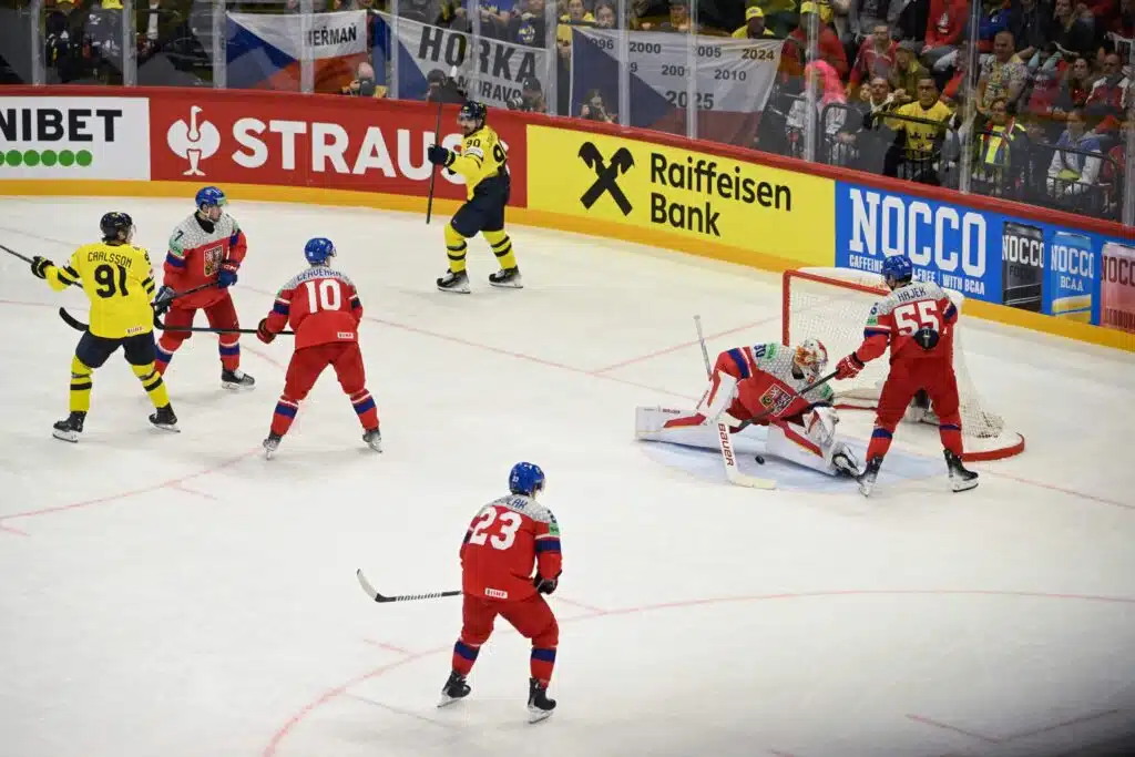 Ruotsi nujersi Tshekin ja pelaa välierissä