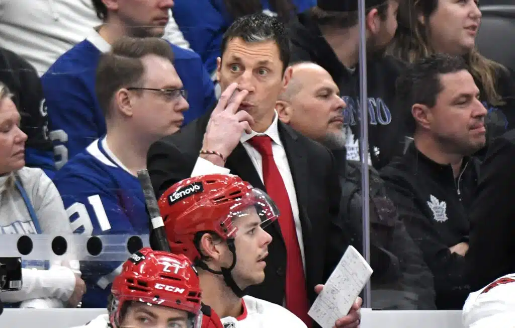 NHL-unelma kytee Carolinassa – tuttu silmäpari vahtii tämän pelaajan kehitystä