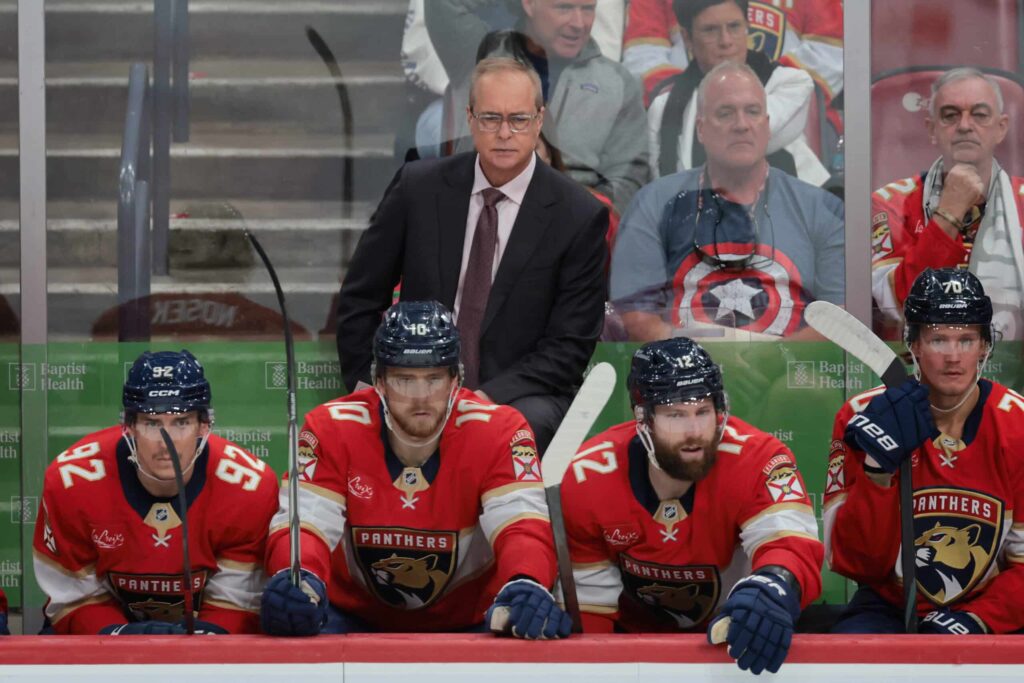 NHL:n tähtivalmentaja nauratti toimittajia – ”Pidän sen itselläni…”