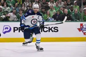 Winnipeg Jetsin kapteeni Adam Lowry