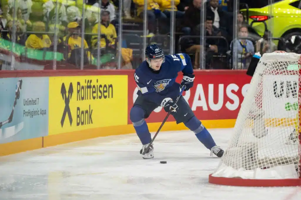 Hän on NHL:n ainoa suomalaistulokas kauden avauksessa