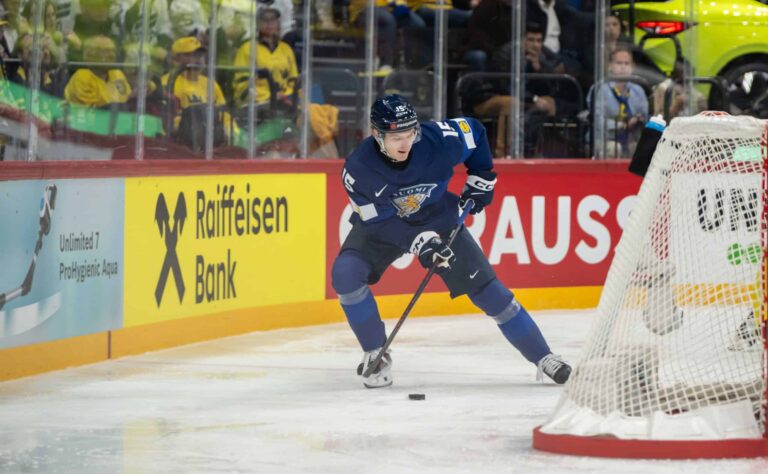 Hän on NHL:n ainoa suomalaistulokas kauden avauksessa