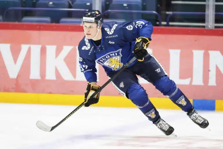 Jesse Puljujärvi kovassa Leijonien ykkösnyrkissä