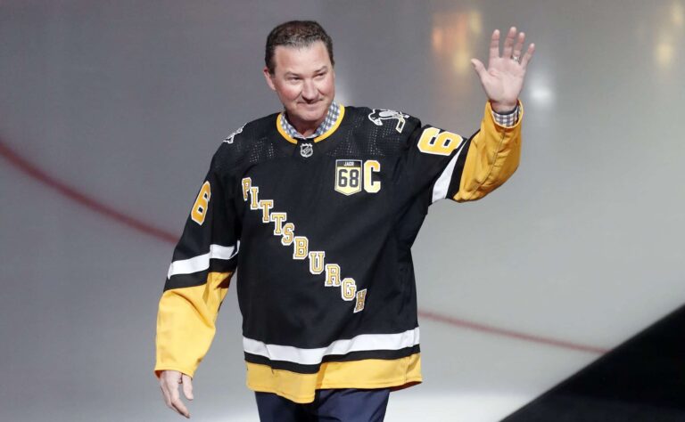 Mario Lemieux ja Jaromir Jagr suunnittelevat peliliikettä