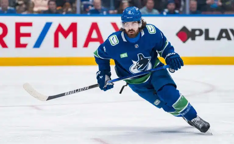 Lähde: Boston Bruins on kahden Vancouver Canucks -hyökkääjän perässä