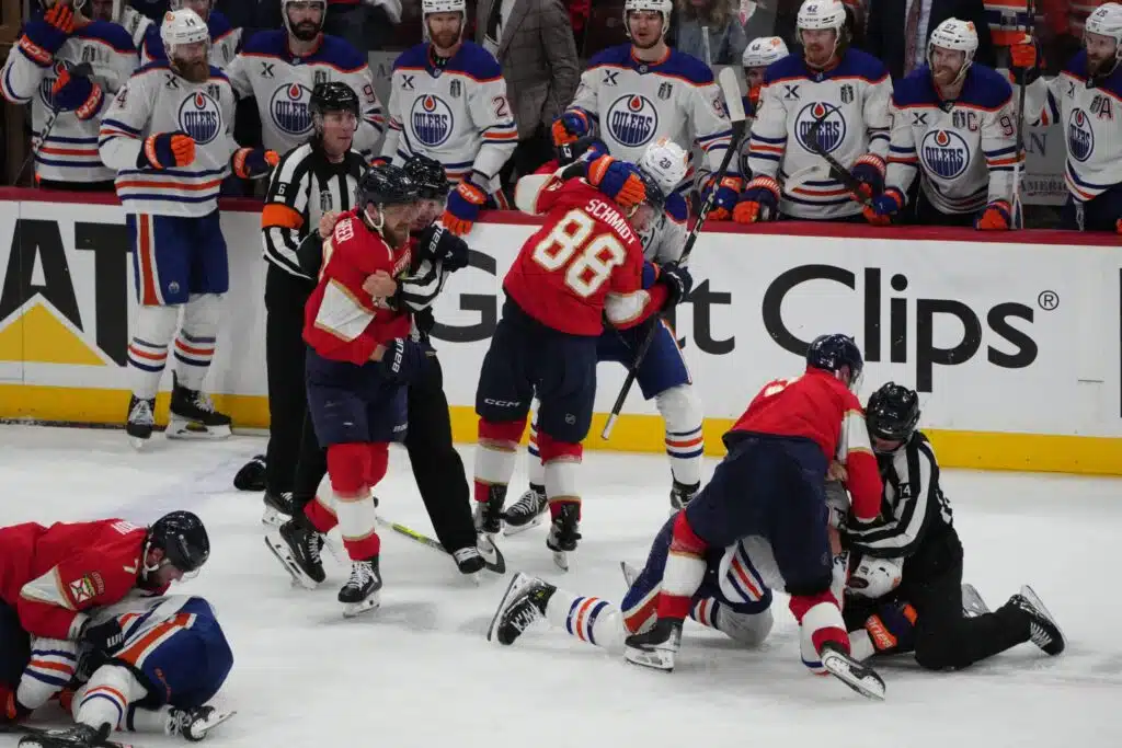 Stanley Cup -finaali lähti täysin lapasesta – lukuisia ulosajoja kolmannessa erässä