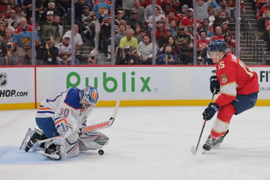 Katso video: Käsittämätön pelastus – Edmontonin maalivahti pilasi jatkoerässä Floridan juhlat