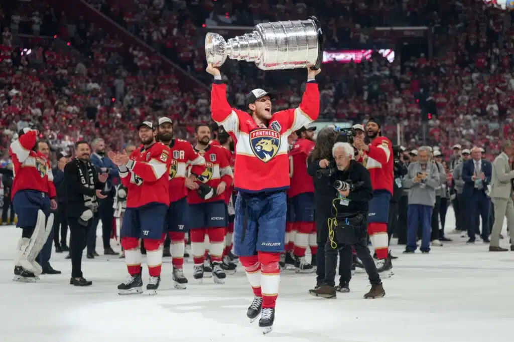Eetu Luostariselta upea teko Stanley Cupin kanssa