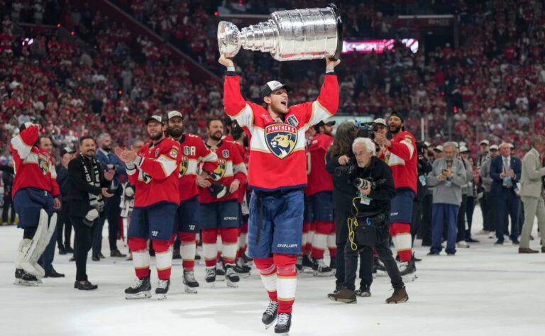 Eetu Luostariselta upea teko Stanley Cupin kanssa