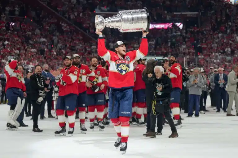 Eetu Luostariselta upea teko Stanley Cupin kanssa