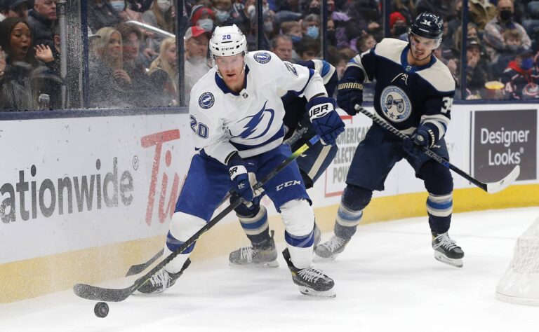 Loukkaantumisista kärsinyt NHL-hyökkääjä lyö pillit pussiin