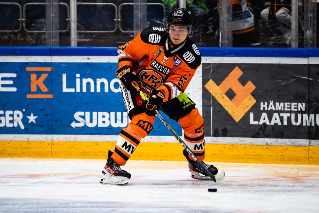 Teemu Pulkkiselle uusi seurakaveri – Kiekko-Vantaa hankki kokeneen hyökkääjän