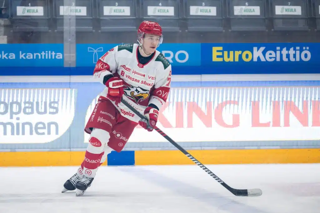 Liiga-seura löi hanskat tiskiin – tähtipelaaja mestariehdokkaan leiviin