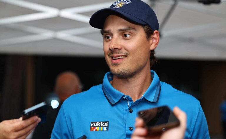 Sebastian Aho tykitti Teppo Nummisen ohi