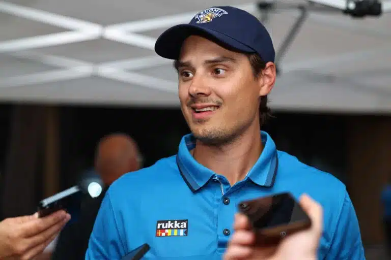 Sebastian Aho tykitti Teppo Nummisen ohi