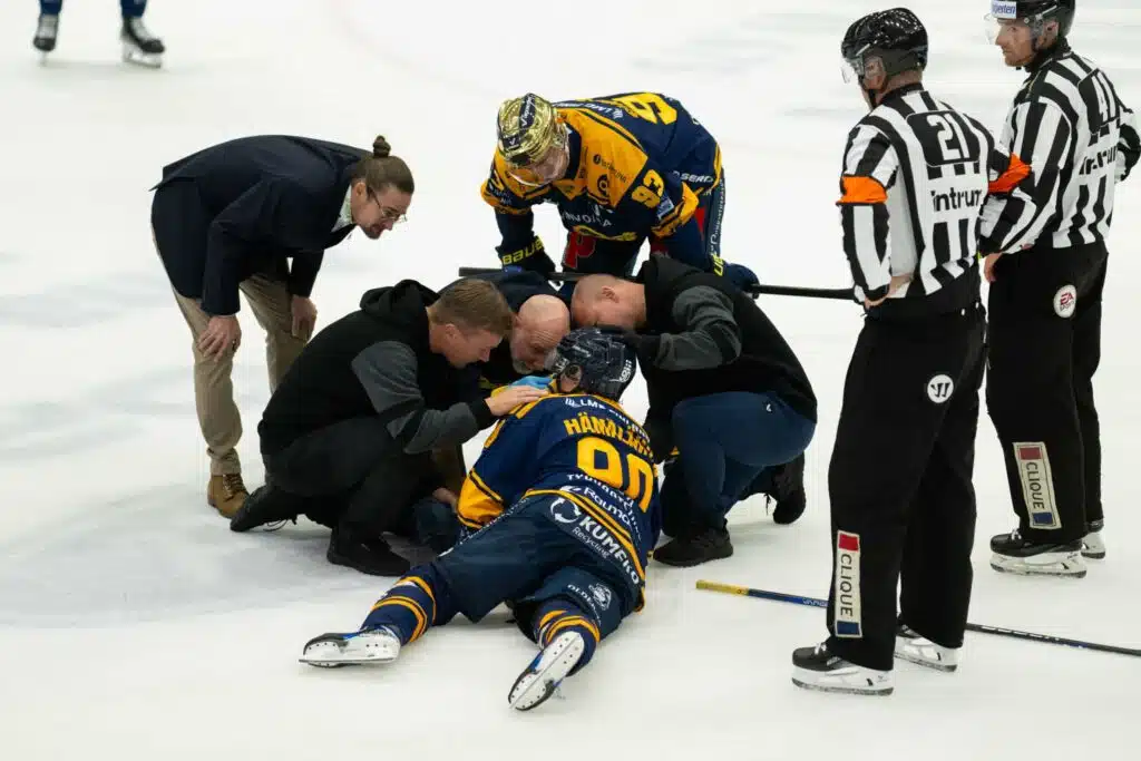 SK: Pelottavasti loukkaantunut liigapelaaja palasi harjoituksiin – ”Katsoin, että onko nyt käynyt pahasti”