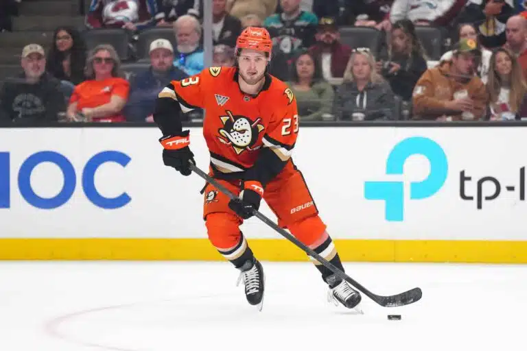 Anaheim Ducks komensi Mason McTavishin katsomoon – tilastoista selviää syy
