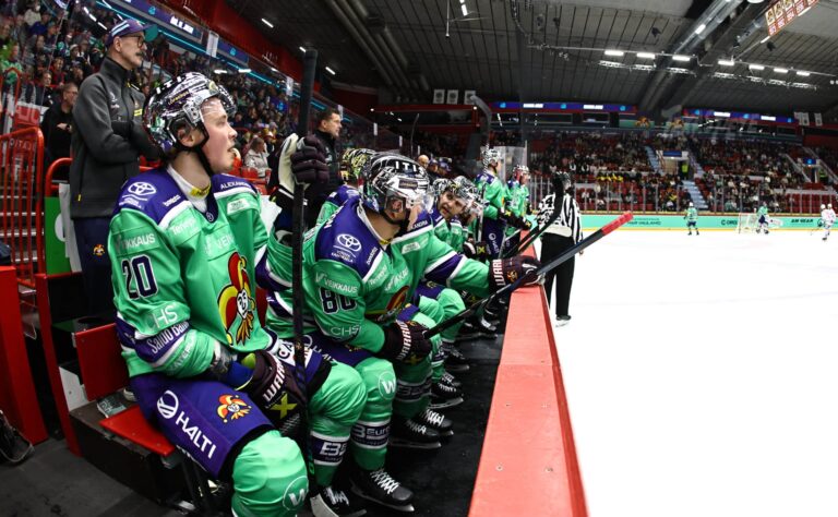 Teemu Pulkkinen sai kuulla kunniansa – nöyryytti silti Jokereita
