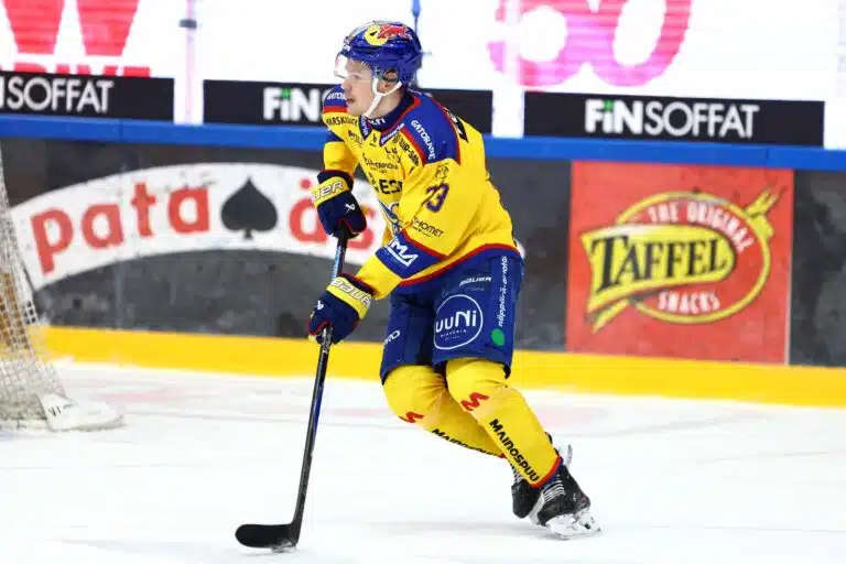 Jonne Virtasella on käsissään NHL-kultakimpale