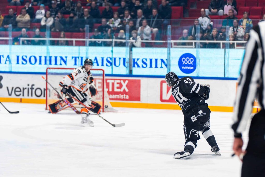 TPS:n ruotsalaishyökkääjä Lukas Wernblomin veto suoraan syötöstä