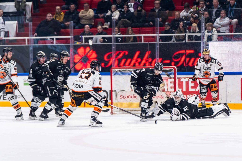 TPS-HPK HPK on lähellä tasoittaa pelin toisen erän lopulla. 
