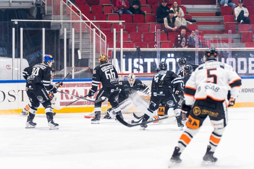 TPS:n Noa Vali havainnoi kiekkoa HPK:ta vastaan