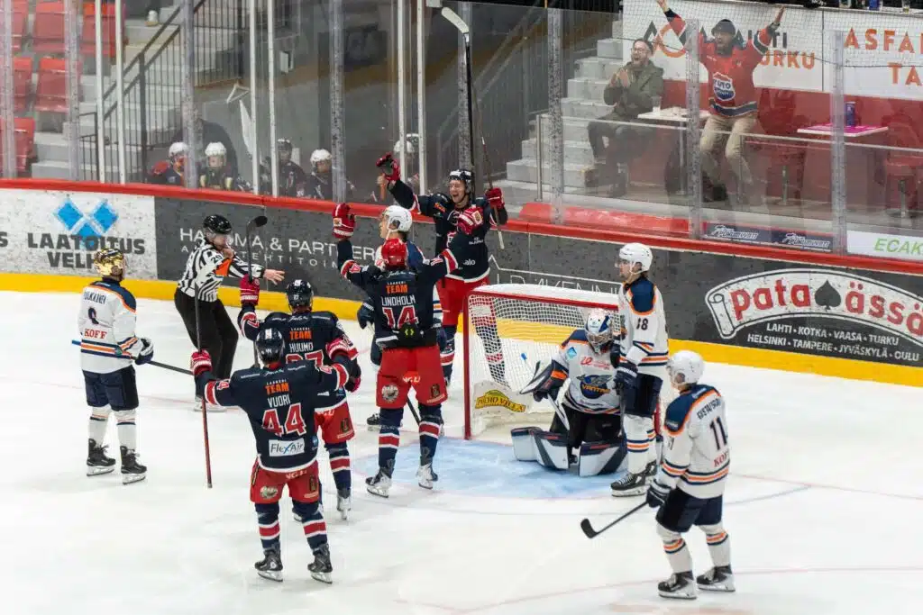 Lohiparven syysliuku pysähtyi Aurajokeen