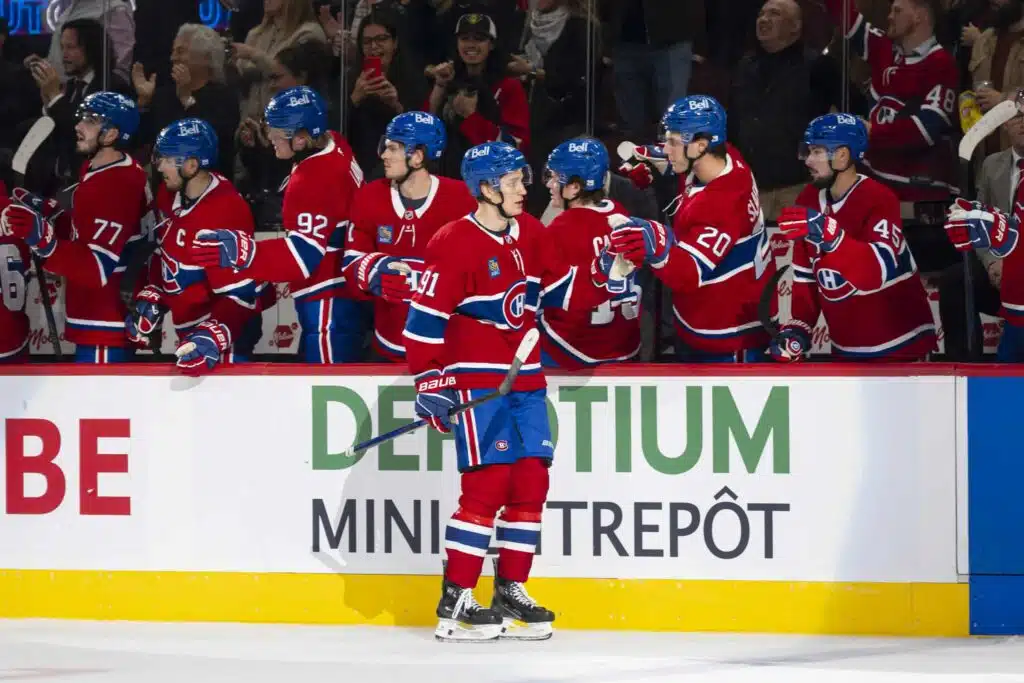 Laineeton Montreal Canadiens loistaa Oliver Kapasen kanssa