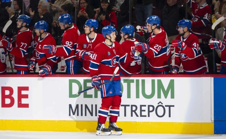 Laineeton Montreal Canadiens loistaa Oliver Kapasen kanssa