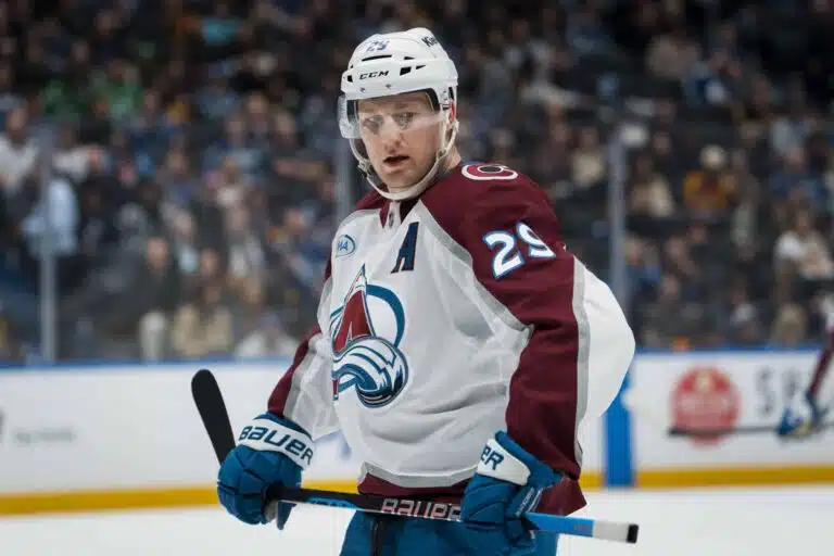 Nathan MacKinnon sikaili jälleen – pelikieltoa luvassa?