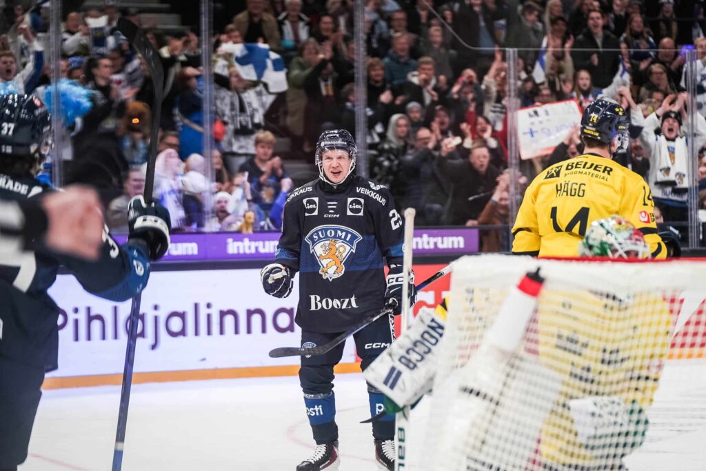 Toni Rajala tuulettaa 1-2-maalia Ruotsia vastaan