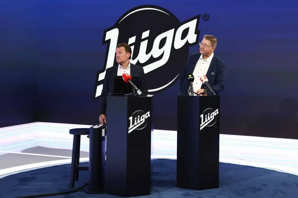 Näkökulma: Sämpylöitä ahmivat toimittajat Liigan “Pentulivessä” – Yleltä vahingossa mahtava show!