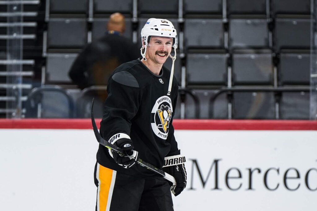 Pittsburgh Penguinsin Erik Karlsson hymyssäsuin