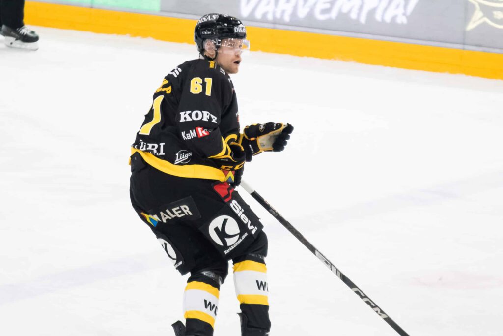 ”Nää on aika v**un isoja pisteitä!”– Oulussa kiehui, ja otteluvalvojakin myönsi Kärppien kärsineen vääryyttä