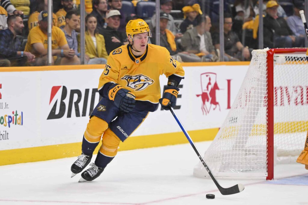 Joakim Kemell pääsemässä NHL:n Tukholman matseihin