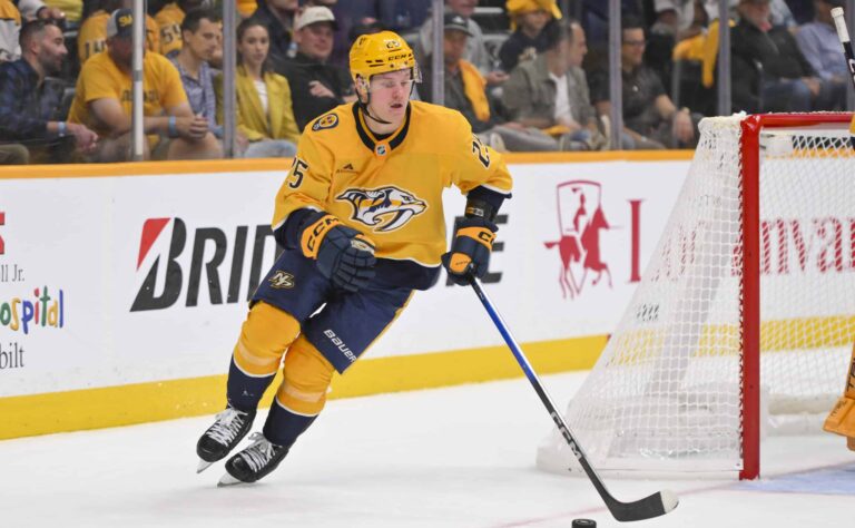 Joakim Kemell pääsemässä NHL:n Tukholman matseihin