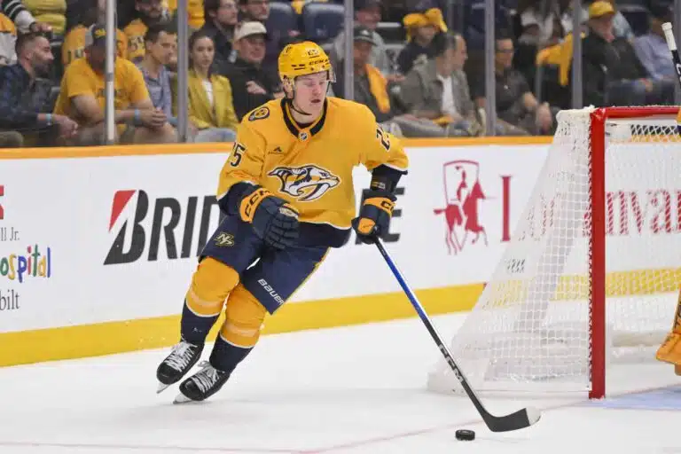 Joakim Kemell pääsemässä NHL:n Tukholman matseihin