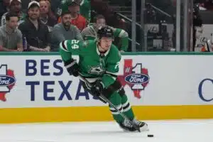 Leijonia vastaan filmannut Nathan MacKinnon sikaili – Roope Hintz autettiin pukukoppiin