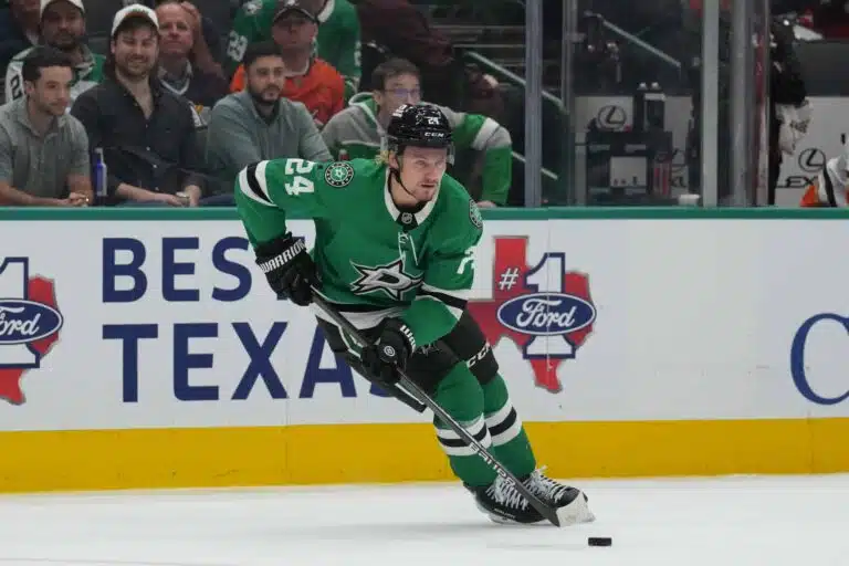 Leijonia vastaan filmannut Nathan MacKinnon sikaili – Roope Hintz autettiin pukukoppiin