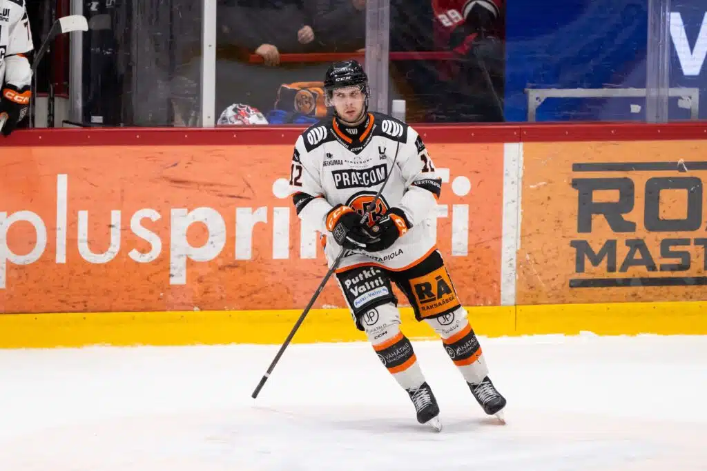 Liiga-seura tappiokierteessä – tehomies tuskaili: ”Ei se mököttämällä tule”