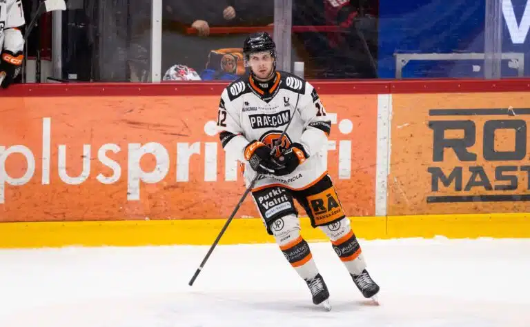 Liiga-seura tappiokierteessä – tehomies tuskaili: ”Ei se mököttämällä tule”