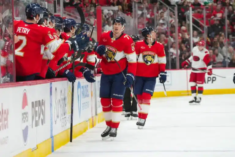Suomalaistähden ketsuppipullo aukesi viimein – Florida Panthersilta villi loppukiri