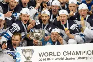 Edellinen kerta päättyi hullunmyllyyn – pian nuorten MM-kulta ratkotaan taas Suomessa