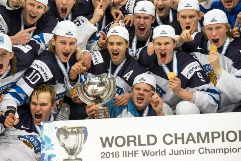 Edellinen kerta päättyi hullunmyllyyn – pian nuorten MM-kulta ratkotaan taas Suomessa