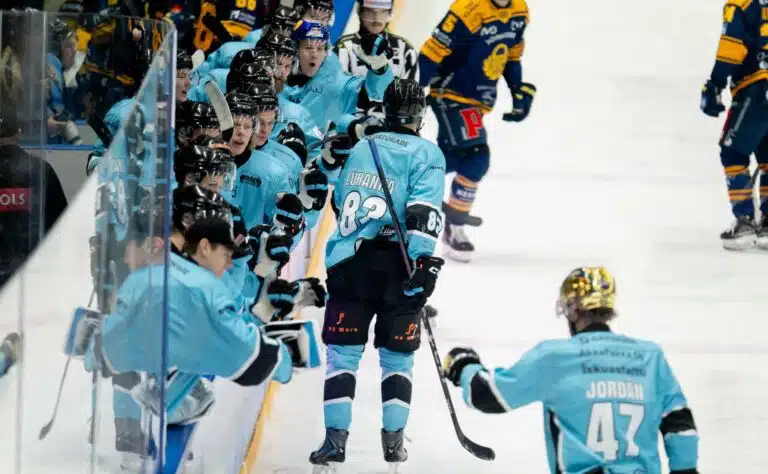 Käsittämätön putki poikki Liigassa – ja millä pommilla!