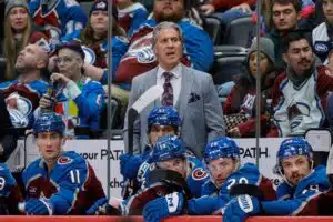 NHL-pelissä tullut onnettomuus passitti päävalmentajan sairaslomalle