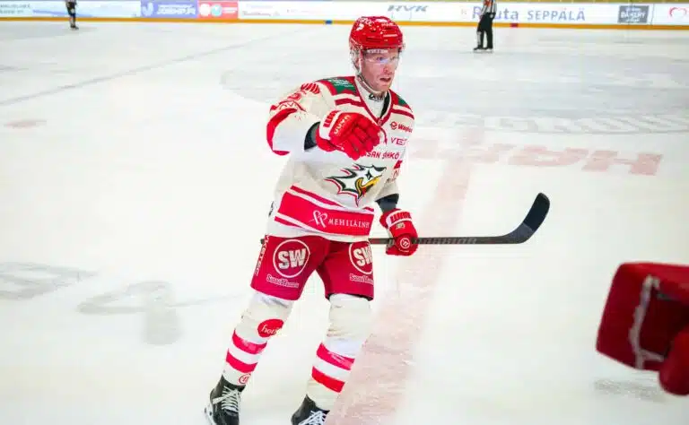 Sport-pomo myöntää huhut puolustajan myyntikeskusteluista