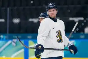 Sami Helenius nostaa kolme Milanon olympia-Leijonaa ylitse muiden