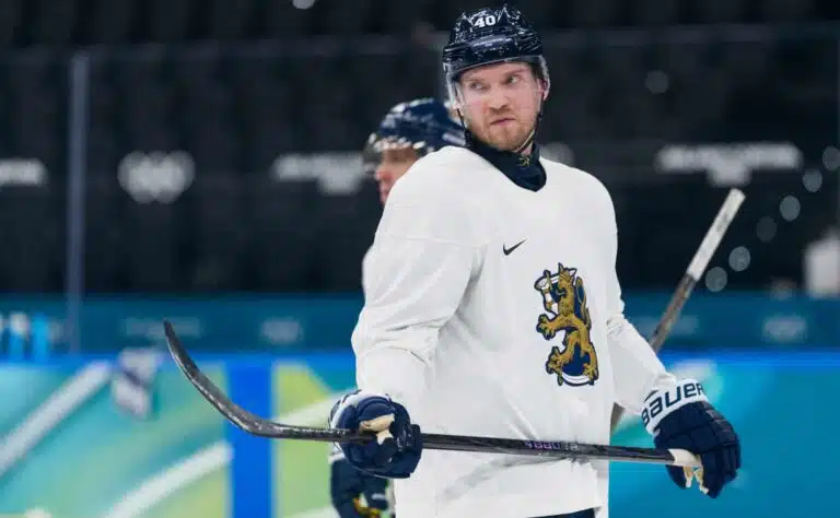 Sami Helenius nostaa kolme Milanon olympia-Leijonaa ylitse muiden