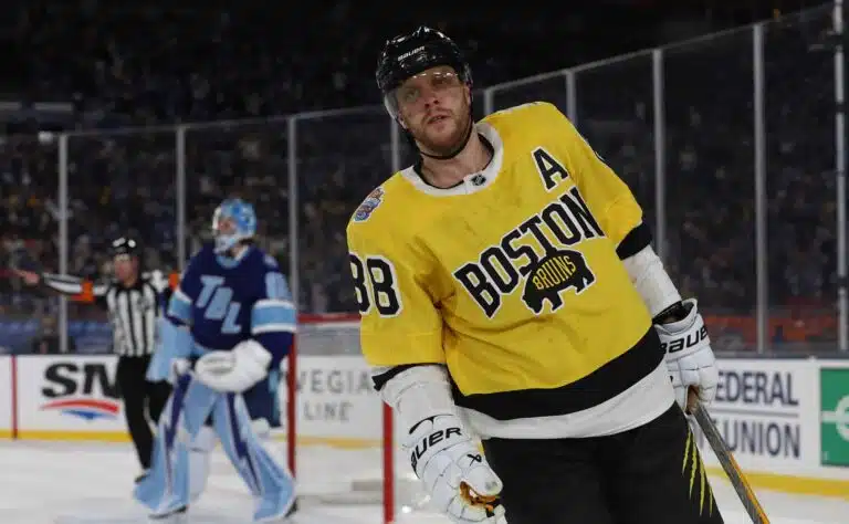 David Pastrnak tuuletti ulkoilmaottelun voittomaalia – päätyikin jäähylle